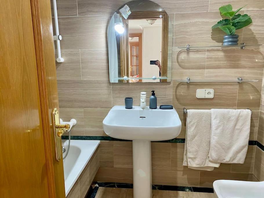 Apartamento Seafront In Marbella With Pool And Garage Exterior foto